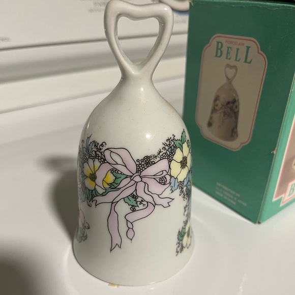 Porcelain Bell Preowned Excellent condition kept in Box - Picture 1 of 5